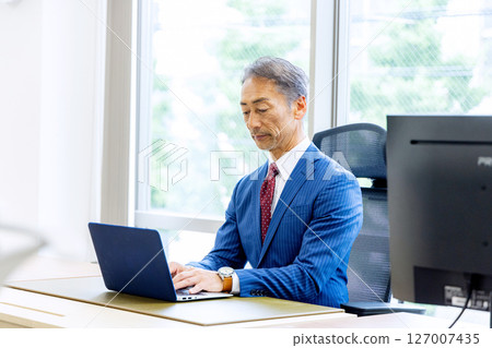使用電腦的中年商人 127007435
