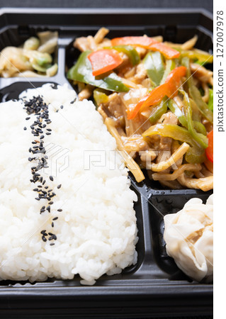 美味的青椒豬肉中式便當 美味的青椒豬肉中式便當 127007978
