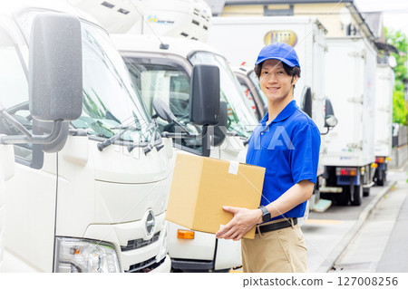 送貨員站在卡車前 127008256