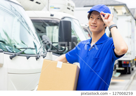送貨員站在卡車前 127008259