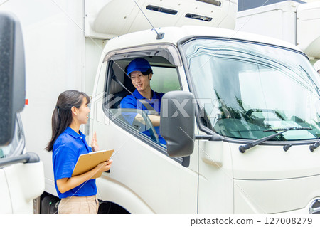 送貨員與卡車司機會面 127008279