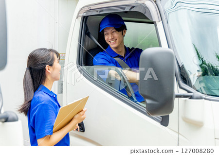 送貨員與卡車司機會面 127008280