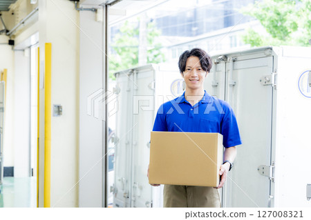 一名快遞員正在送包裹 127008321