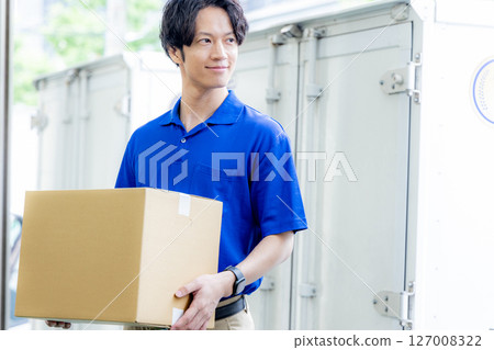 一名快遞員正在送包裹 127008322