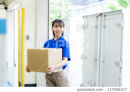 快遞女司機送行李 127008327