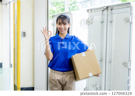 快遞女司機送行李 127008329