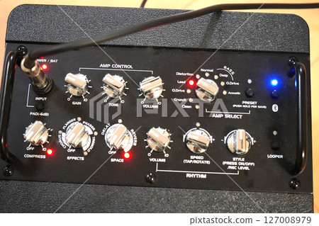 從上方拍攝的電吉他擴大器 127008979