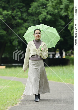 微笑的日本女人撐著傘 127008980