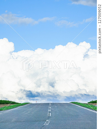 北海道夏季風景圖片,夏日雲彩在道路上蔓延 北海道夏季風景圖片,夏日雲彩在道路上蔓延 127009052