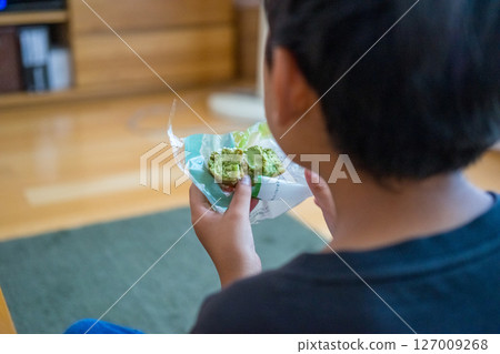 child, whelp, younger 127009268