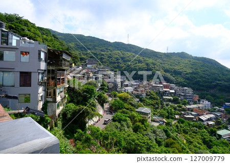 小鎮被群山環繞 小鎮被群山環繞 127009779