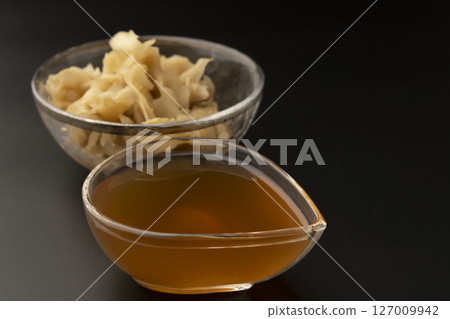 黑色背景中的自製薑糖漿 黑色背景中的自製薑糖漿 127009942