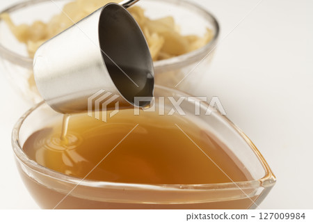 白色背景中的自製薑糖漿 白色背景中的自製薑糖漿 127009984