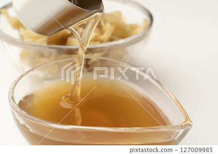 白色背景中的自製薑糖漿 127009985