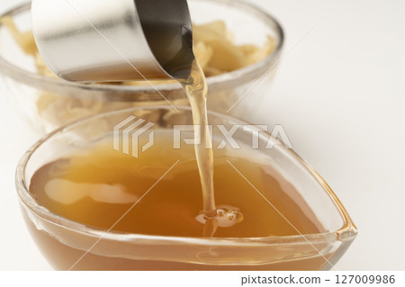 白色背景中的自製薑糖漿 127009986