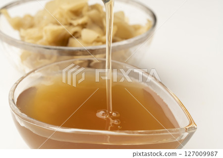 白色背景中的自製薑糖漿 127009987