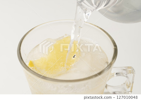 用薑糖漿製成的冷薑汁汽水 用薑糖漿製成的冷薑汁汽水 127010048