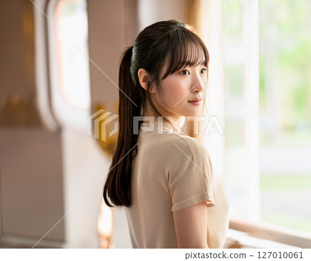 年輕女子凝視遠方 — — 破產 年輕女子凝視遠方 — — 破產 127010061
