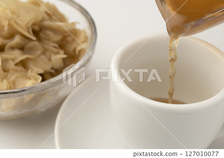 用薑糖漿製成的溫薑汁汽水 用薑糖漿製成的溫薑汁汽水 127010077