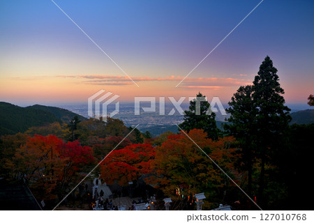 關東：前往大山觀賞秋葉；大山阿夫利神社、從下神社看到的相模灣以及江之島的夜景；神奈川縣伊勢原市 (3) 127010768