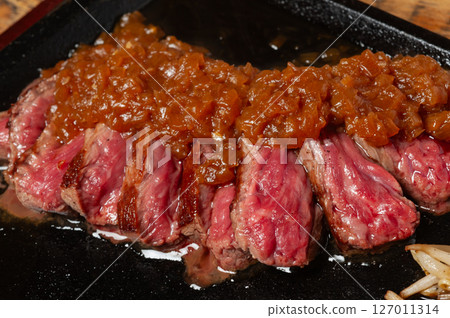 Grilled steak with iron plate Grilled steak with iron plate 127011314
