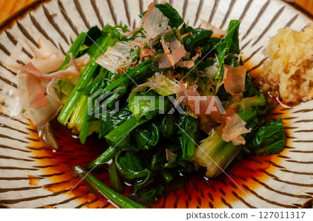 Homely and simple spinach salad 127011317