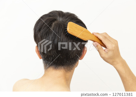 白色背景中用刷子梳理頭髮的男人 白色背景中用刷子梳理頭髮的男人 127011381