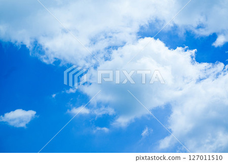 與許多雲彩的藍天 與許多雲彩的藍天 127011510