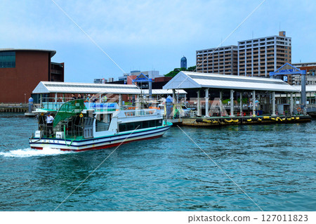 關門汽船抵達唐戶碼頭 127011823