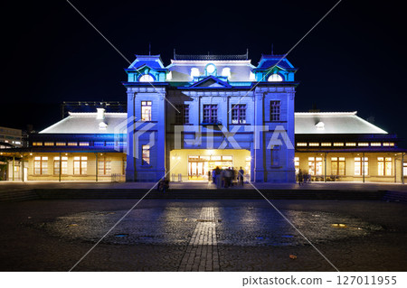 夜晚燈火通明的門司港站 127011955