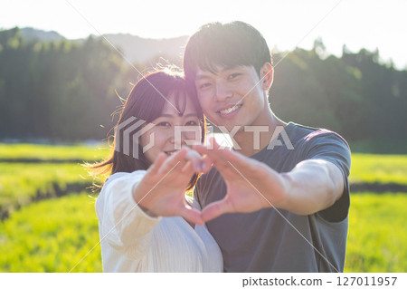 一對生活在鄉村的年輕日本夫婦的肖像（AI 模型） 127011957