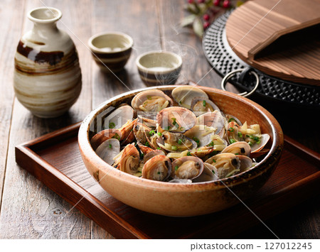 Hot steamed clams in sake A steaming Japanese dish Hot steamed clams in sake A steaming Japanese dish 127012245