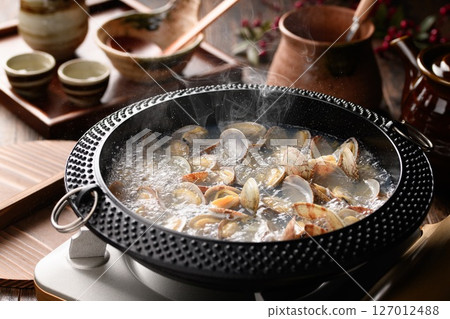 清酒蒸蛤蜊，一道用沸騰的蒸氣和肉湯烹製的日本火鍋菜餚 127012488