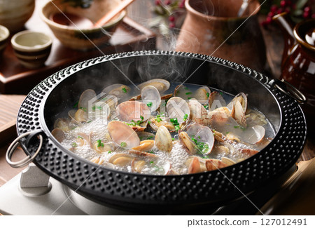 清酒蒸蛤蜊，一道用沸騰的蒸氣和肉湯烹製的日本火鍋菜餚 127012491