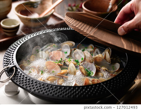 清酒蒸蛤蜊,一道用沸騰的蒸氣和肉湯烹製的日本火鍋菜餚 清酒蒸蛤蜊,一道用沸騰的蒸氣和肉湯烹製的日本火鍋菜餚 127012493
