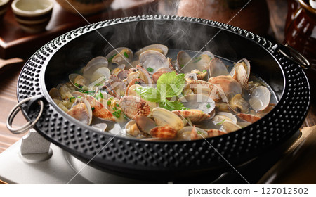 清酒蒸蛤蜊,一道用沸騰的蒸氣和肉湯烹製的日本火鍋菜餚 清酒蒸蛤蜊,一道用沸騰的蒸氣和肉湯烹製的日本火鍋菜餚 127012502
