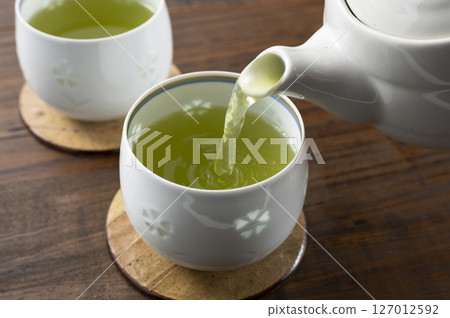 將綠茶倒入九州 將綠茶倒入九州 127012592