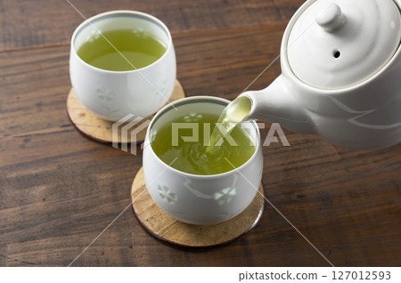 Pour green tea in a kyusu 127012593