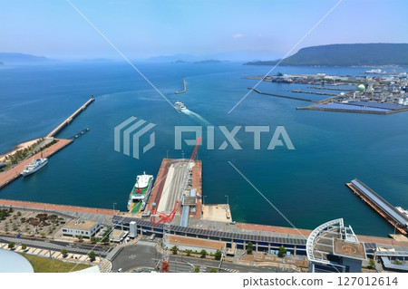 [香川縣] 從高松標誌塔展望台（Sunport Takamatsu）看到的高松港和瀨戶內海諸島 127012614