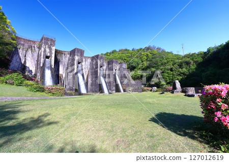 [Kagawa Prefecture] Azaleas blooming in spring at the Honenike Dam (Hoenike Weir), the first stone masonry multiple arch dam in the country 127012619