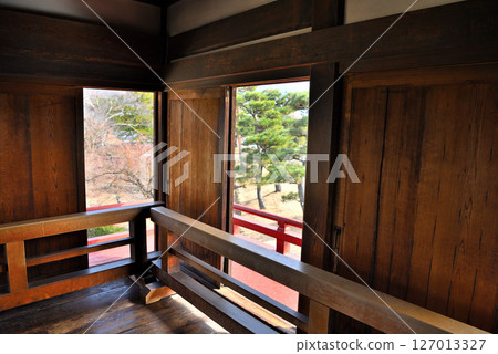 Matsumoto Castle, Chubu region, image of sightseeing at a castle from the Warring States period, view from inside the Tsukimi Tower, Matsumoto City, Nagano Prefecture (6) Matsumoto Castle, Chubu region, image of sightseeing at a castle from the Warring States period, view from inside the Tsukimi Tower, Matsumoto City, Nagano Prefecture (6) 127013327