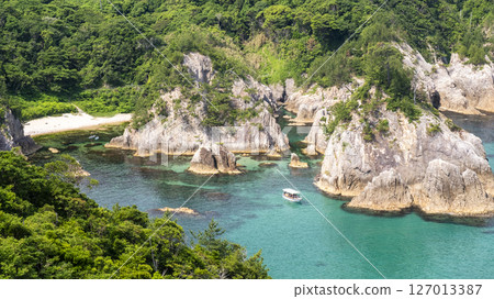 Iwami Blue Uradome Coast and a sightseeing boat Iwami Blue Uradome Coast and a sightseeing boat 127013387