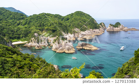 Iwami Blue Uradome Coast and a sightseeing boat 127013388
