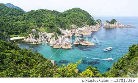 Iwami Blue Uradome Coast and a sightseeing boat Iwami Blue Uradome Coast and a sightseeing boat 127013389