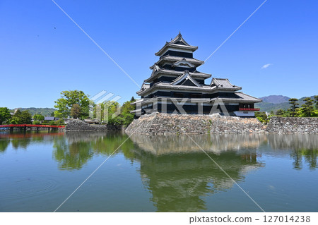 長野縣松本城,晴天時,國寶天守閣和內護城河 長野縣松本城,晴天時,國寶天守閣和內護城河 127014238
