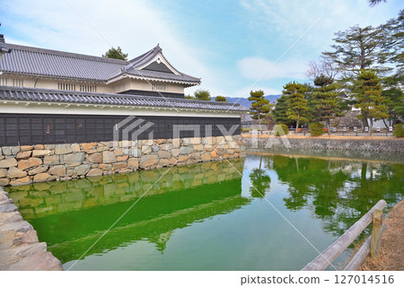 松本城,中部地區,從城堡觀景區入口處的橋上透過柵欄可以看到黑門,長野縣松本市 松本城,中部地區,從城堡觀景區入口處的橋上透過柵欄可以看到黑門,長野縣松本市 127014516