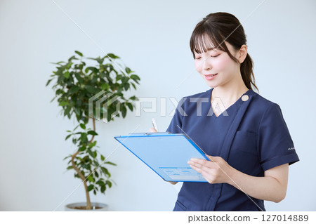 Nurse interviewing patient at clinic 127014889
