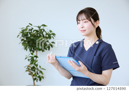 Nurse interviewing patient at clinic 127014890