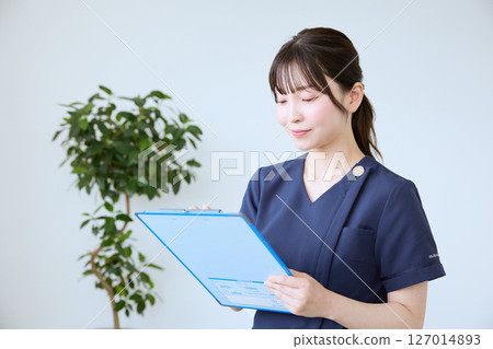 Nurse interviewing patient at clinic 127014893