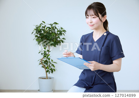 護士在診所採訪病人 127014899